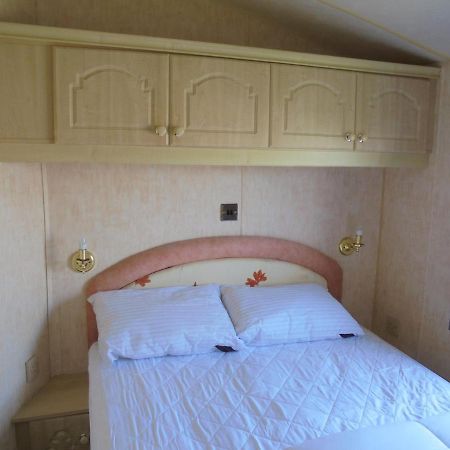 Waterside: Waterside Salisbury:- 6 Berth Large Wrap Around Veranda Инголдмелс Екстериор снимка