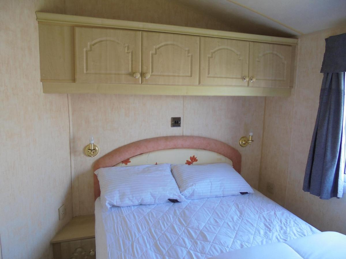 Waterside: Waterside Salisbury:- 6 Berth Large Wrap Around Veranda Инголдмелс Екстериор снимка