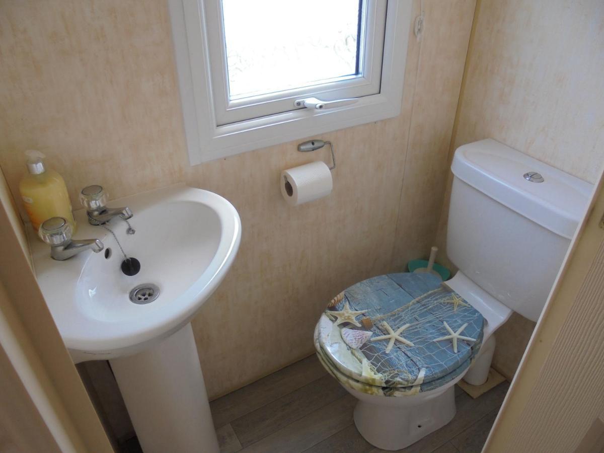 Waterside: Waterside Salisbury:- 6 Berth Large Wrap Around Veranda Инголдмелс Екстериор снимка