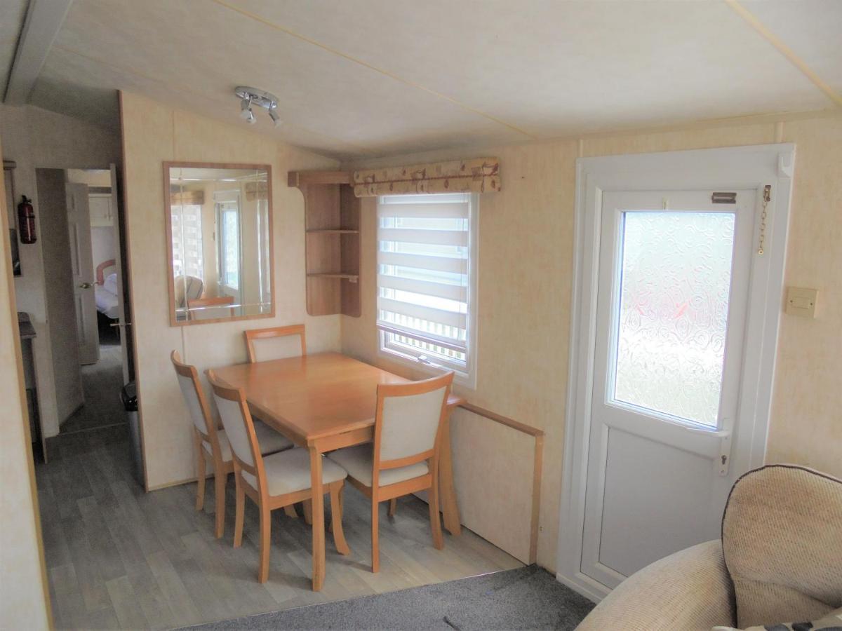 Waterside: Waterside Salisbury:- 6 Berth Large Wrap Around Veranda Инголдмелс Екстериор снимка