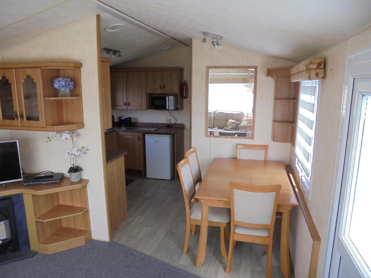 Waterside: Waterside Salisbury:- 6 Berth Large Wrap Around Veranda Инголдмелс Екстериор снимка