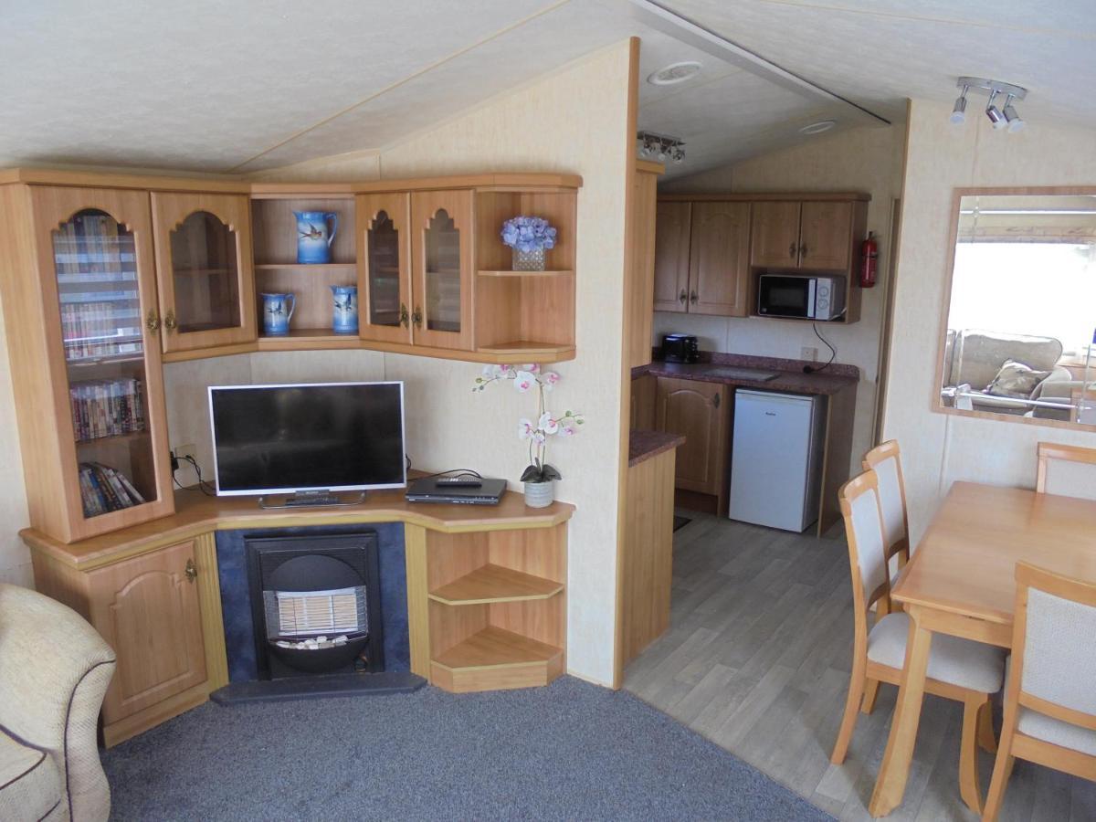 Waterside: Waterside Salisbury:- 6 Berth Large Wrap Around Veranda Инголдмелс Екстериор снимка