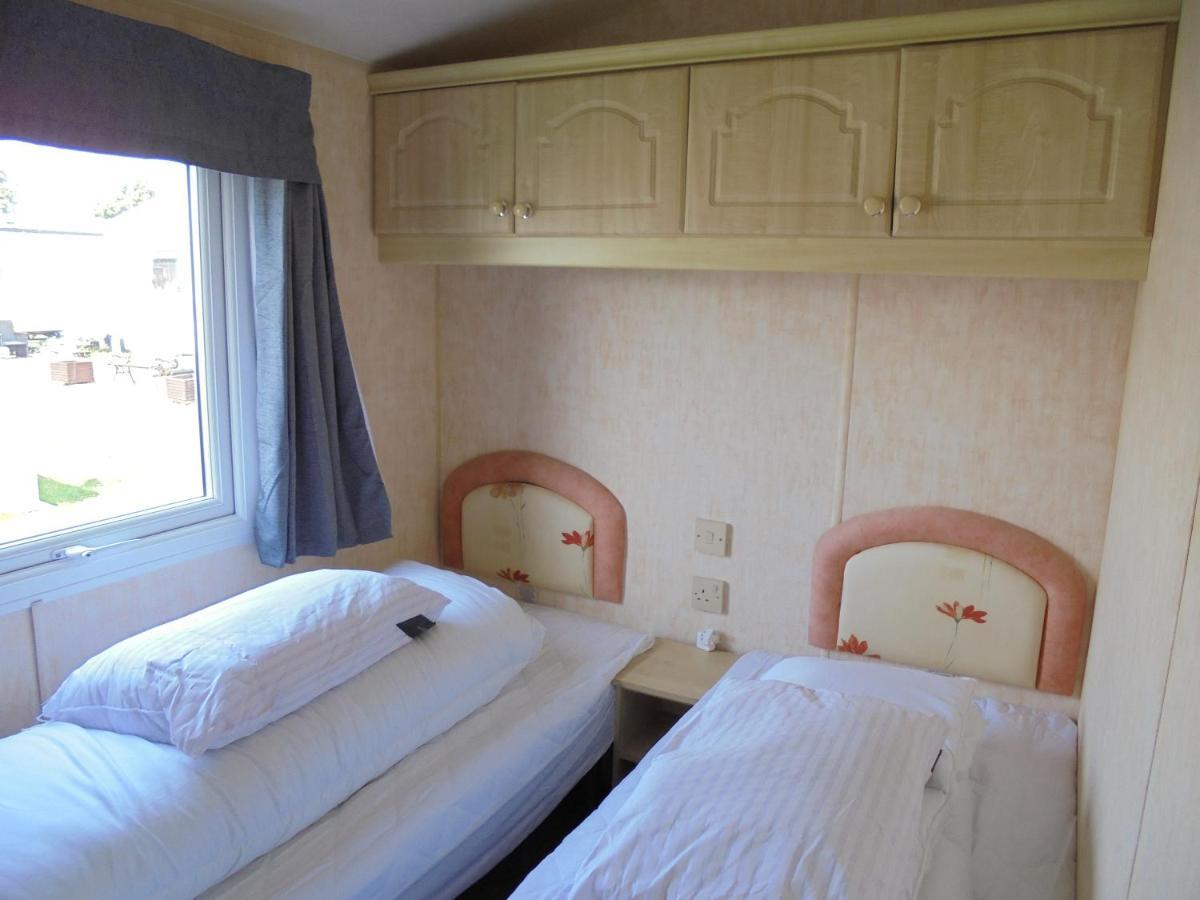 Waterside: Waterside Salisbury:- 6 Berth Large Wrap Around Veranda Инголдмелс Екстериор снимка