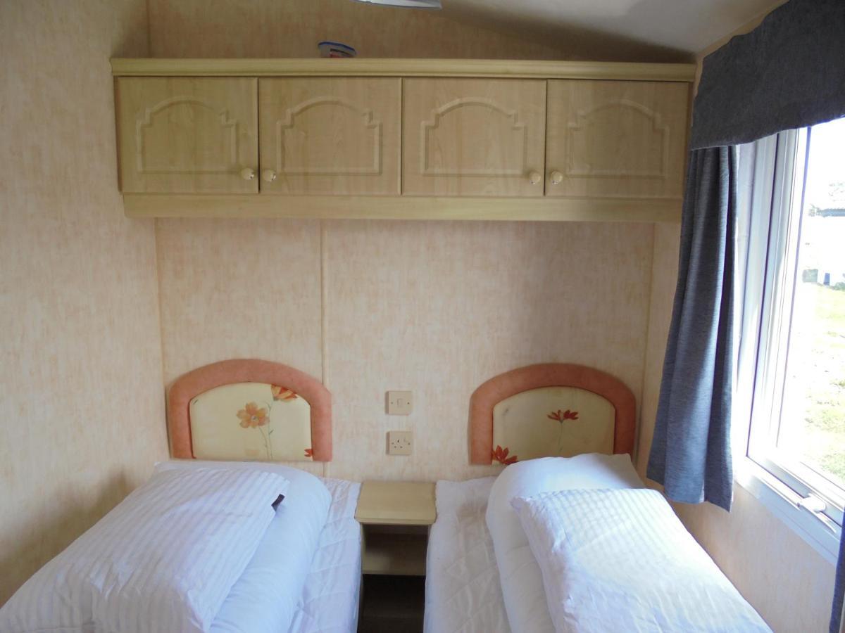 Waterside: Waterside Salisbury:- 6 Berth Large Wrap Around Veranda Инголдмелс Екстериор снимка