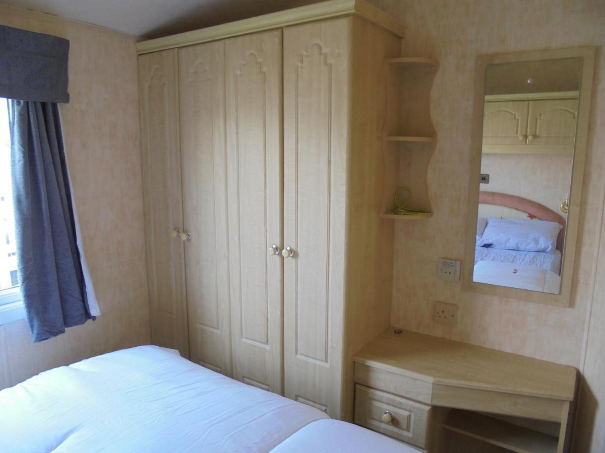 Waterside: Waterside Salisbury:- 6 Berth Large Wrap Around Veranda Инголдмелс Екстериор снимка