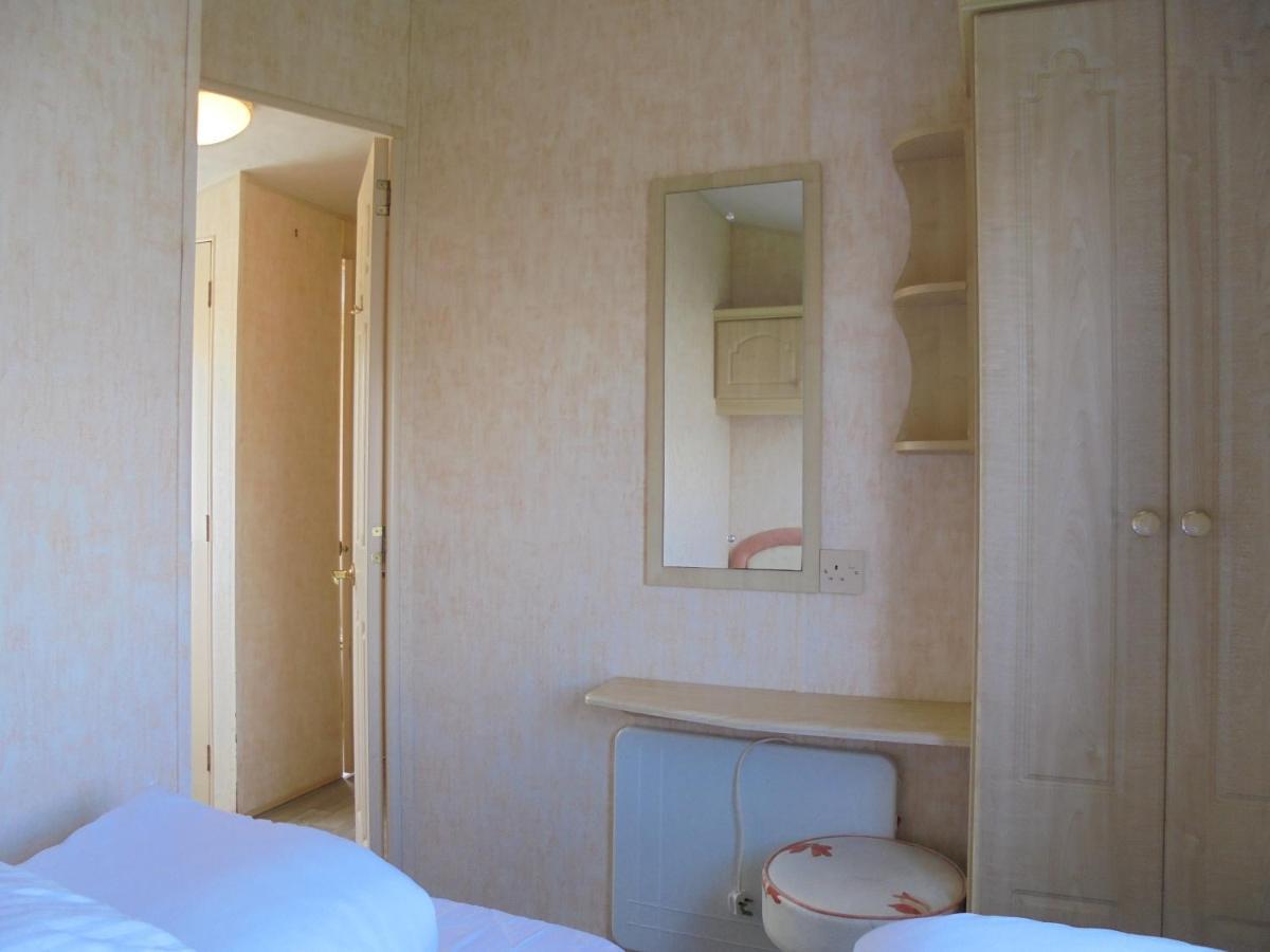 Waterside: Waterside Salisbury:- 6 Berth Large Wrap Around Veranda Инголдмелс Екстериор снимка