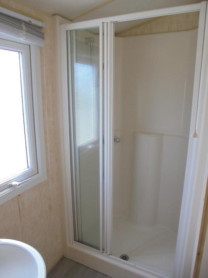 Waterside: Waterside Salisbury:- 6 Berth Large Wrap Around Veranda Инголдмелс Екстериор снимка
