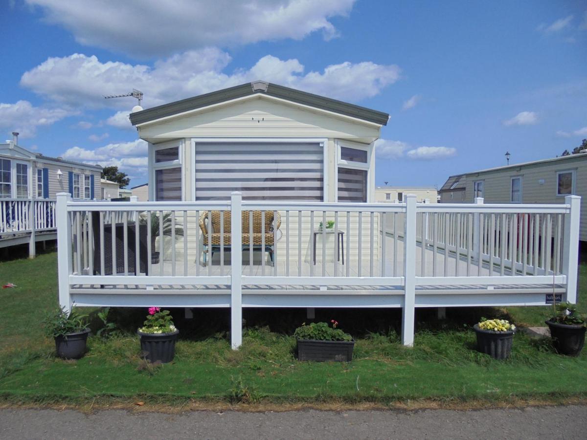 Waterside: Waterside Salisbury:- 6 Berth Large Wrap Around Veranda Инголдмелс Екстериор снимка
